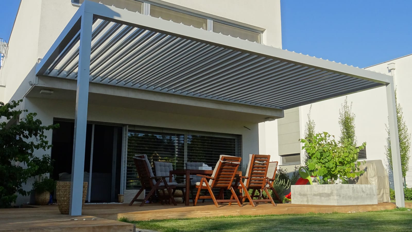 Bioclimatic pergola in the garden