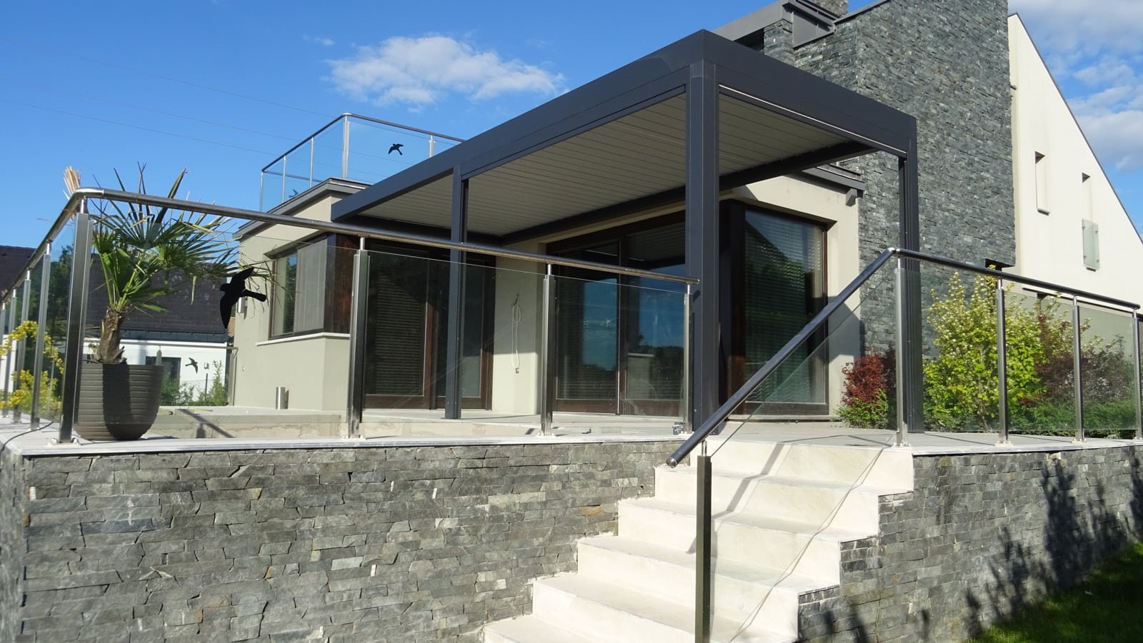 Aluminium bioclimatic pergola with side shading