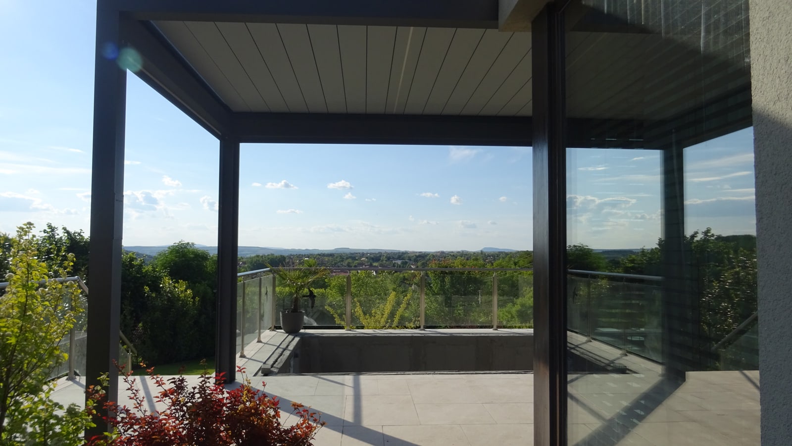 Aluminium bioclimatic pergola on a terrace
