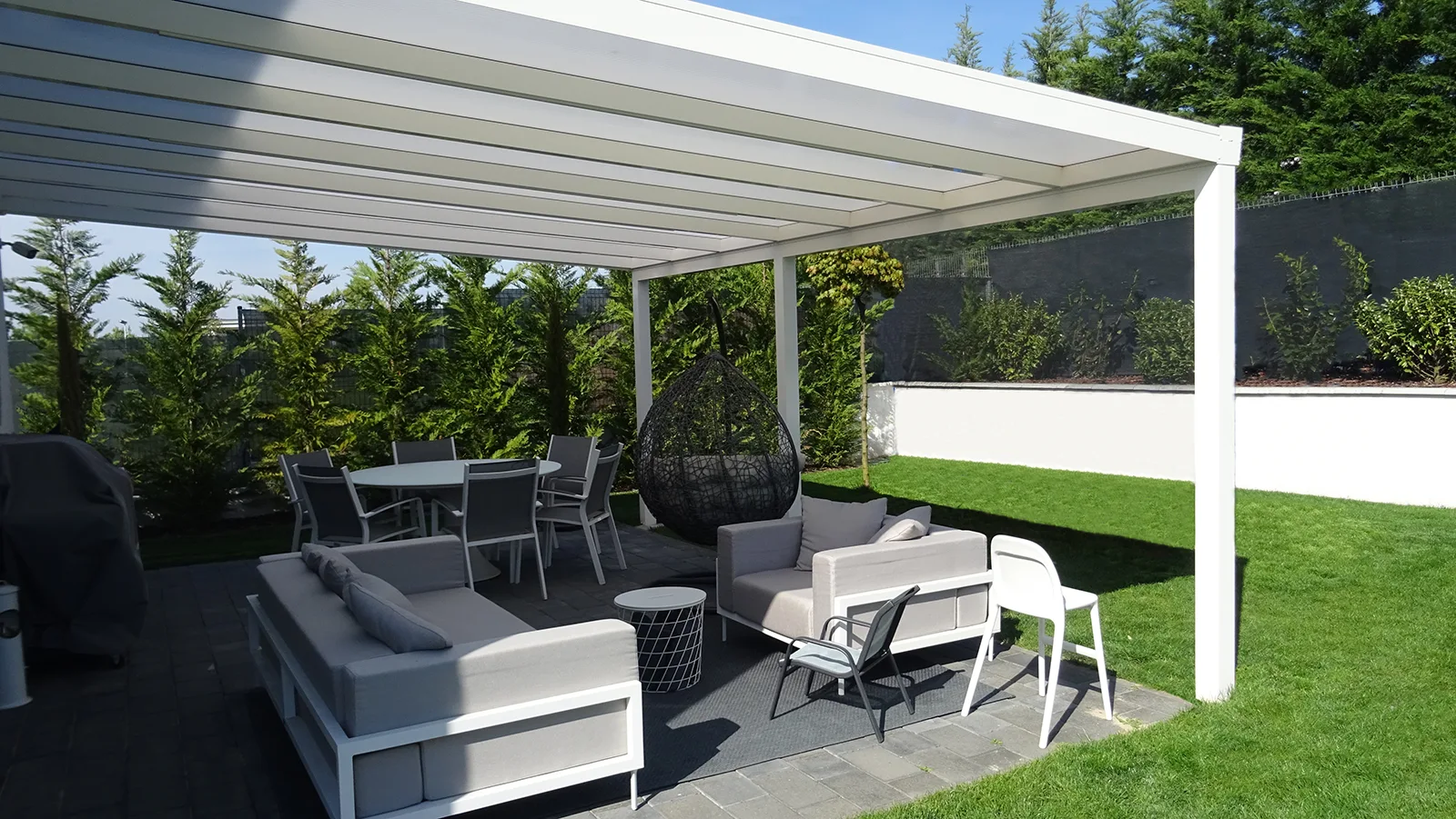 How to choose seating under a pergola
