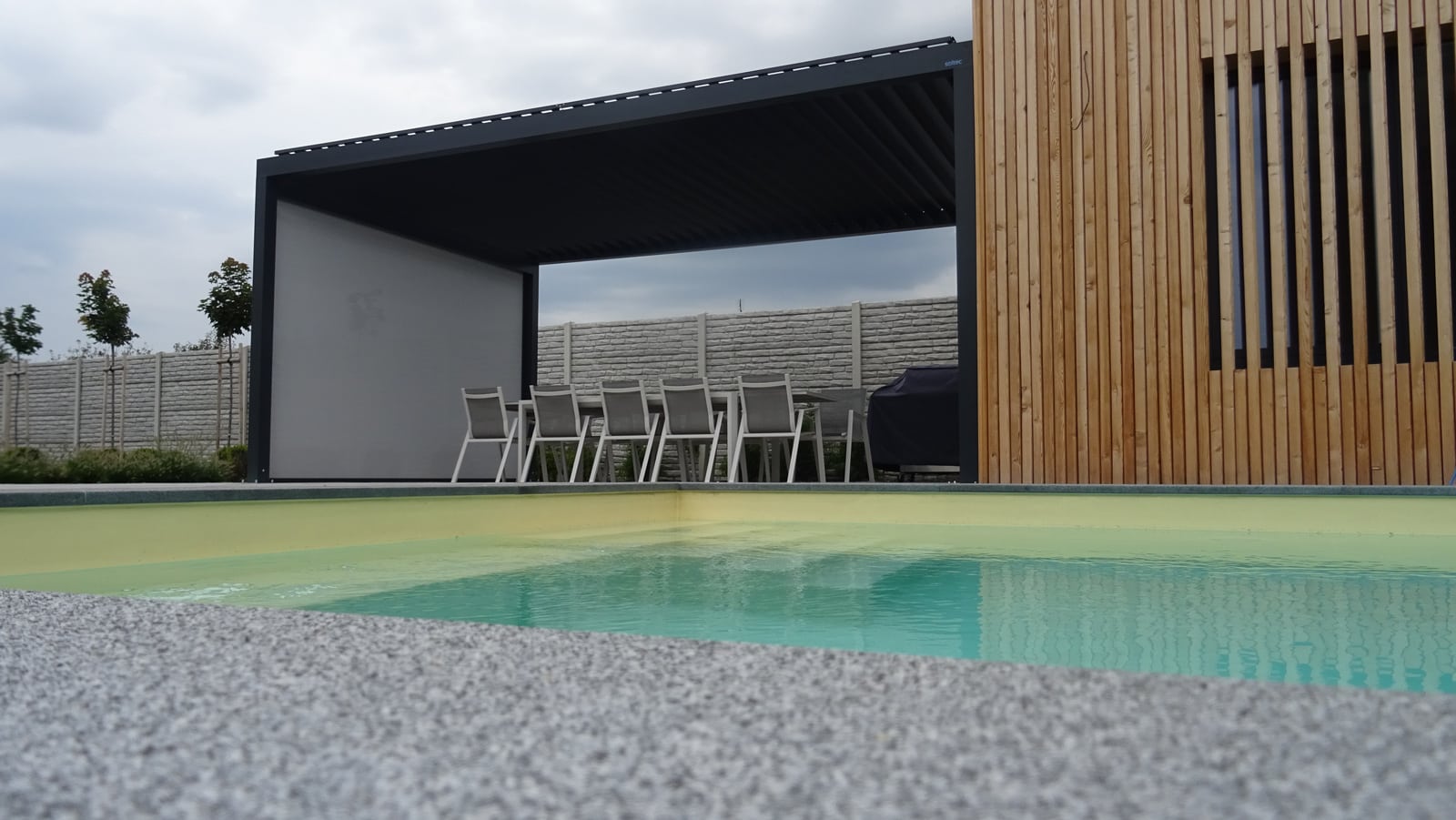 Bioclimatic pergola with louvres