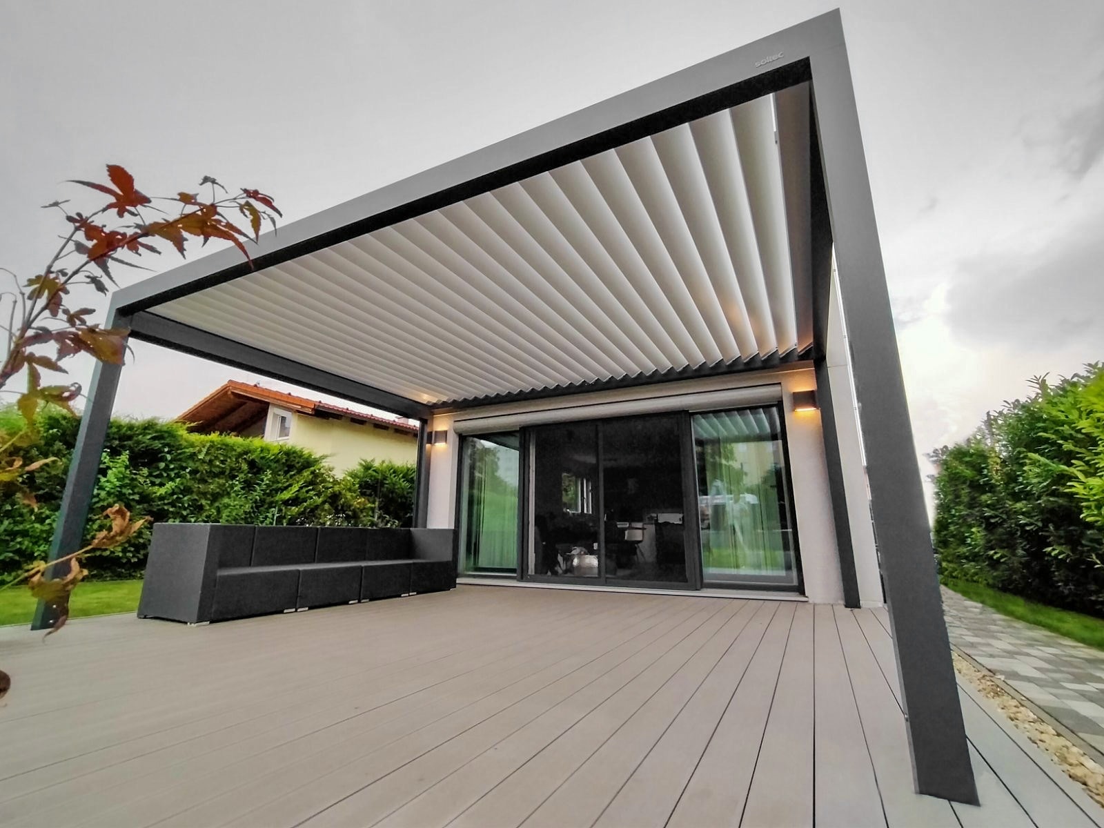 Bioclimatic pergola with tilting louvres