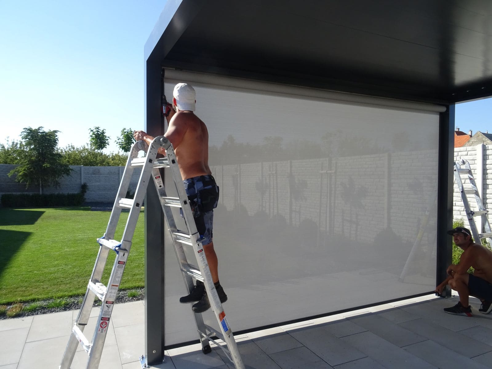 Front shading of an aluminium bioclimatic pergola