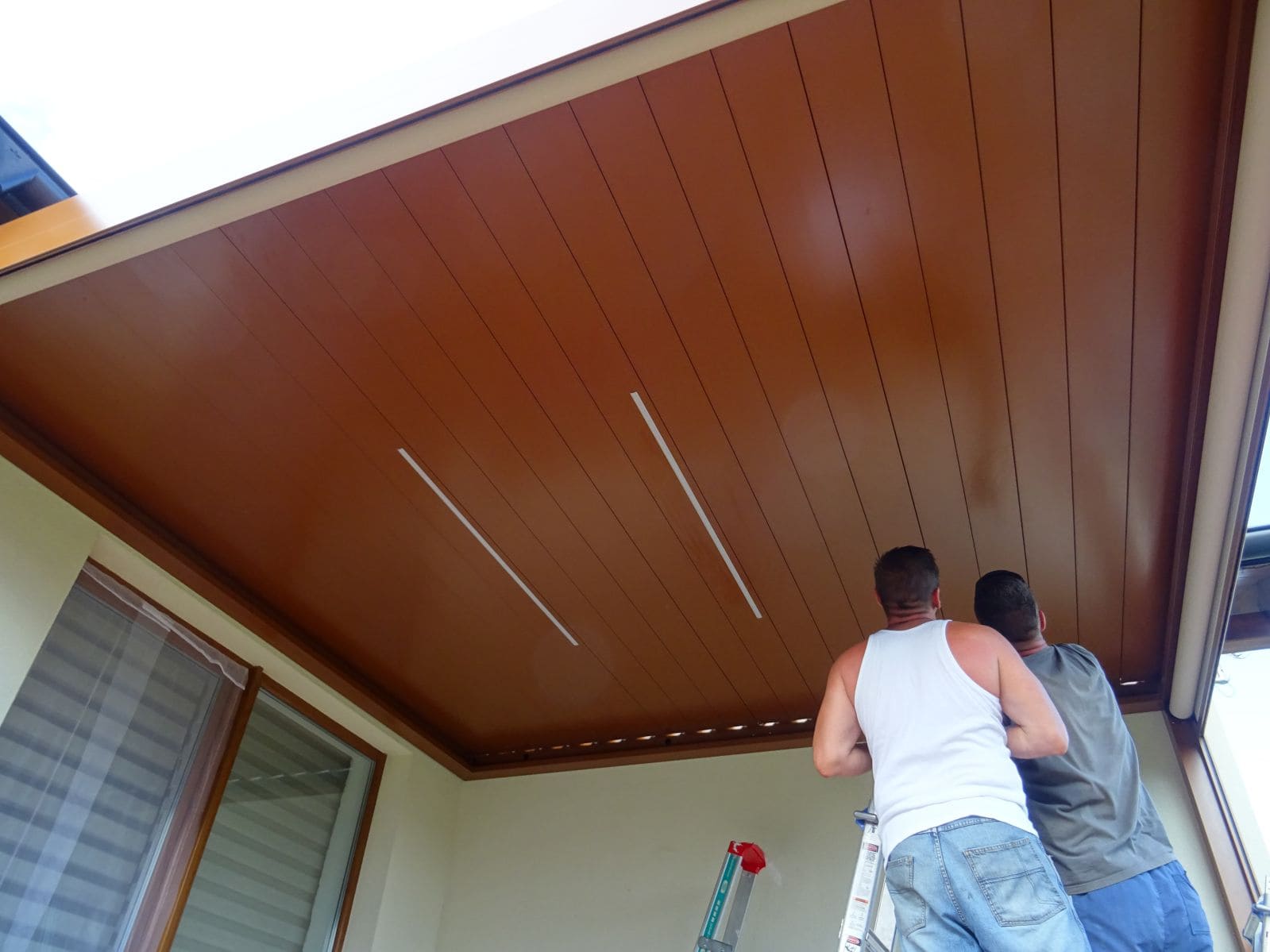 Tilting the louvres of an aluminium bioclimatic pergola