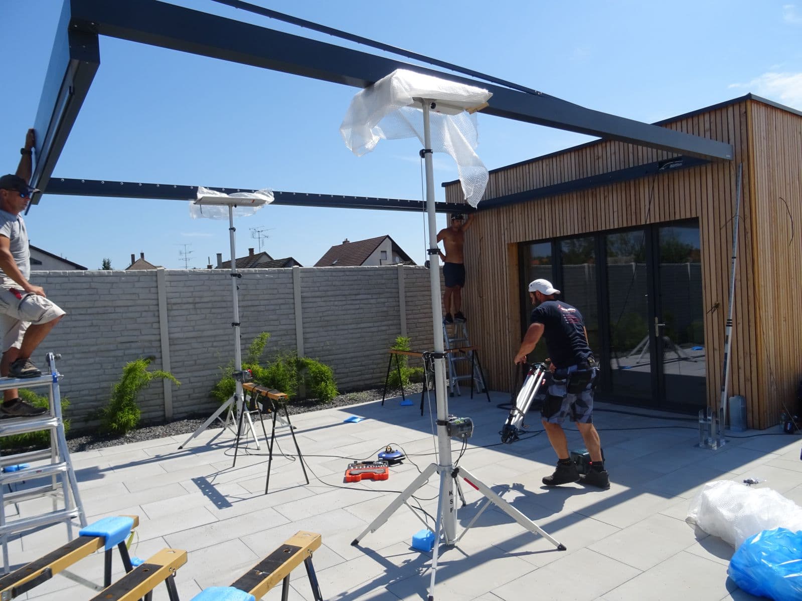 Fitting the posts of an aluminium bioclimatic pergola