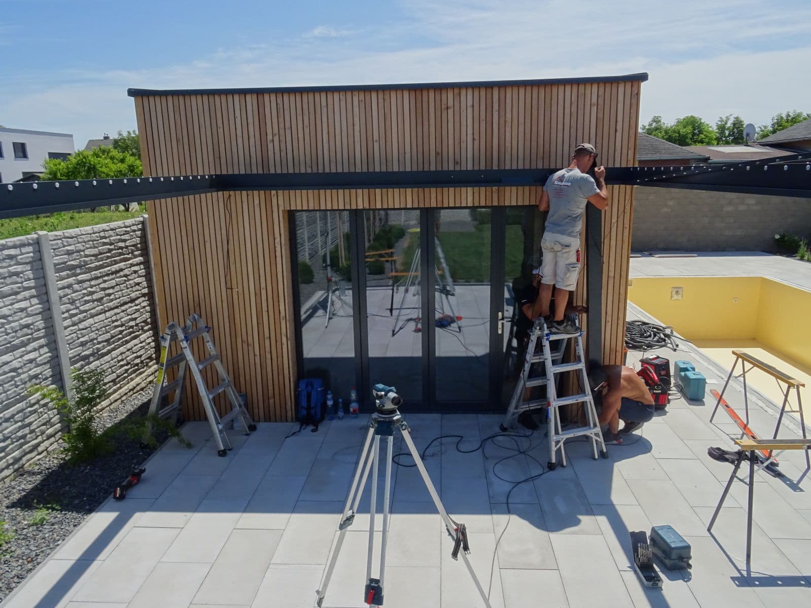 Fitting the posts of an aluminium bioclimatic pergola