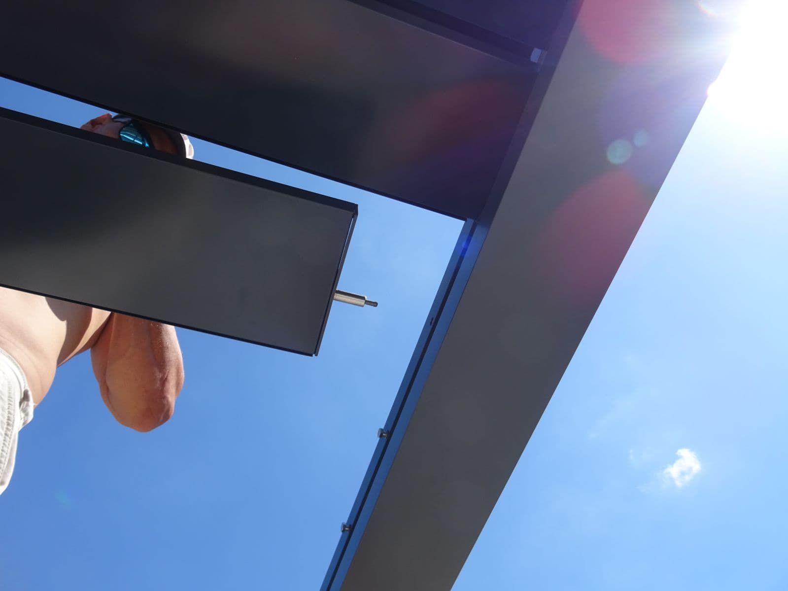 Inserting the aluminium louvres of a bioclimatic pergola