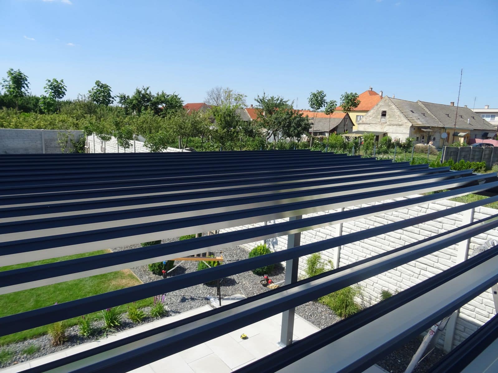 Aluminium louvres of a bioclimatic pergola