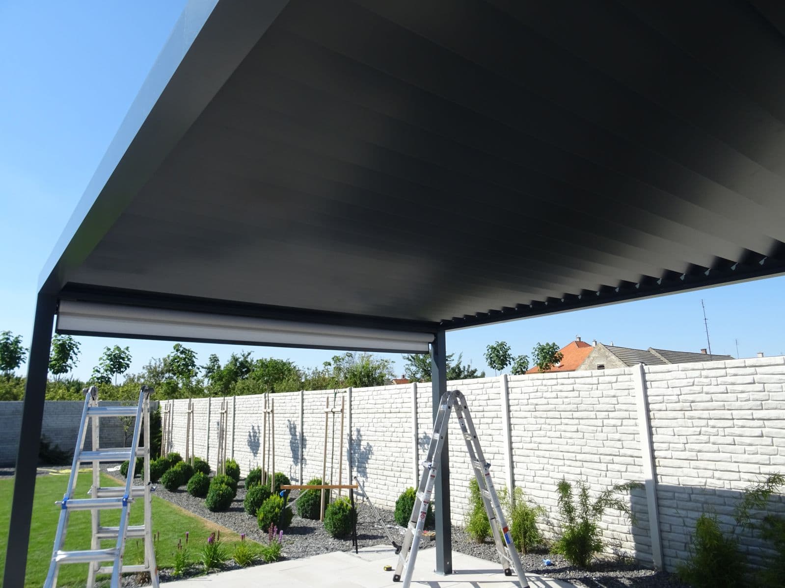 Tilting the louvres of an aluminium bioclimatic pergola