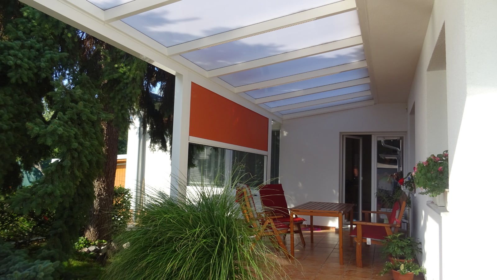 Aluminium pergola with front shading