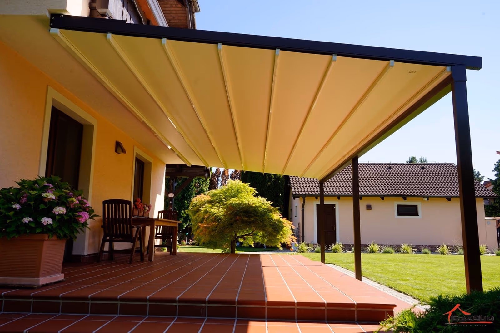 Modern Solaris aluminium pergola with a shading screen beside a house