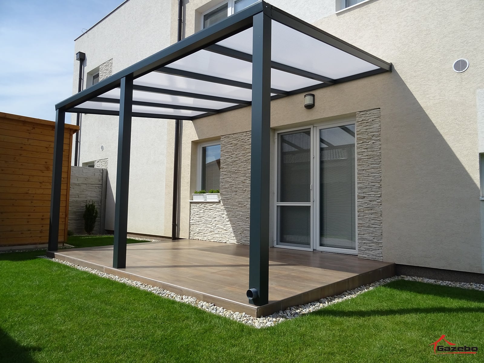 White Basic Class aluminium pergola with a polycarbonate roof