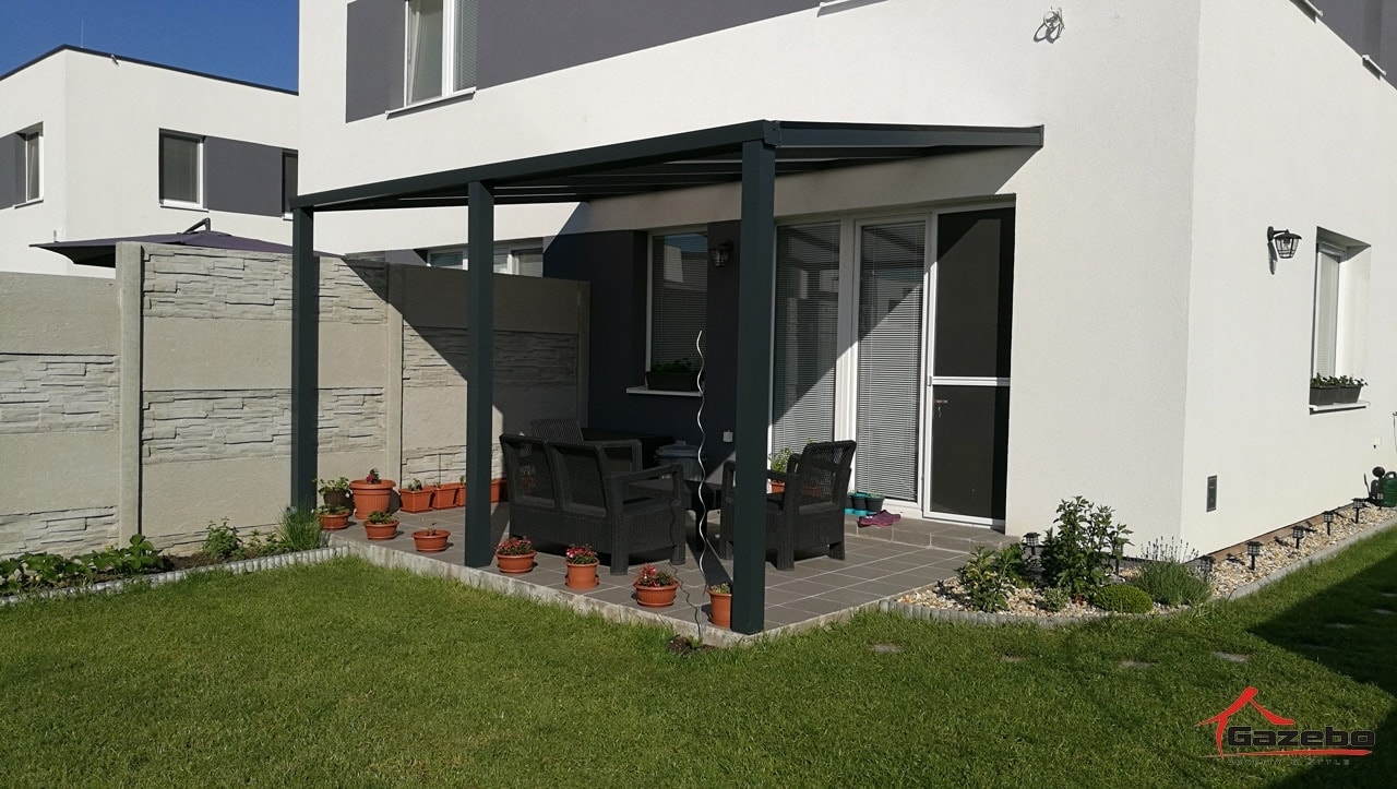 Basic Class aluminium pergola on the terrace of a family home