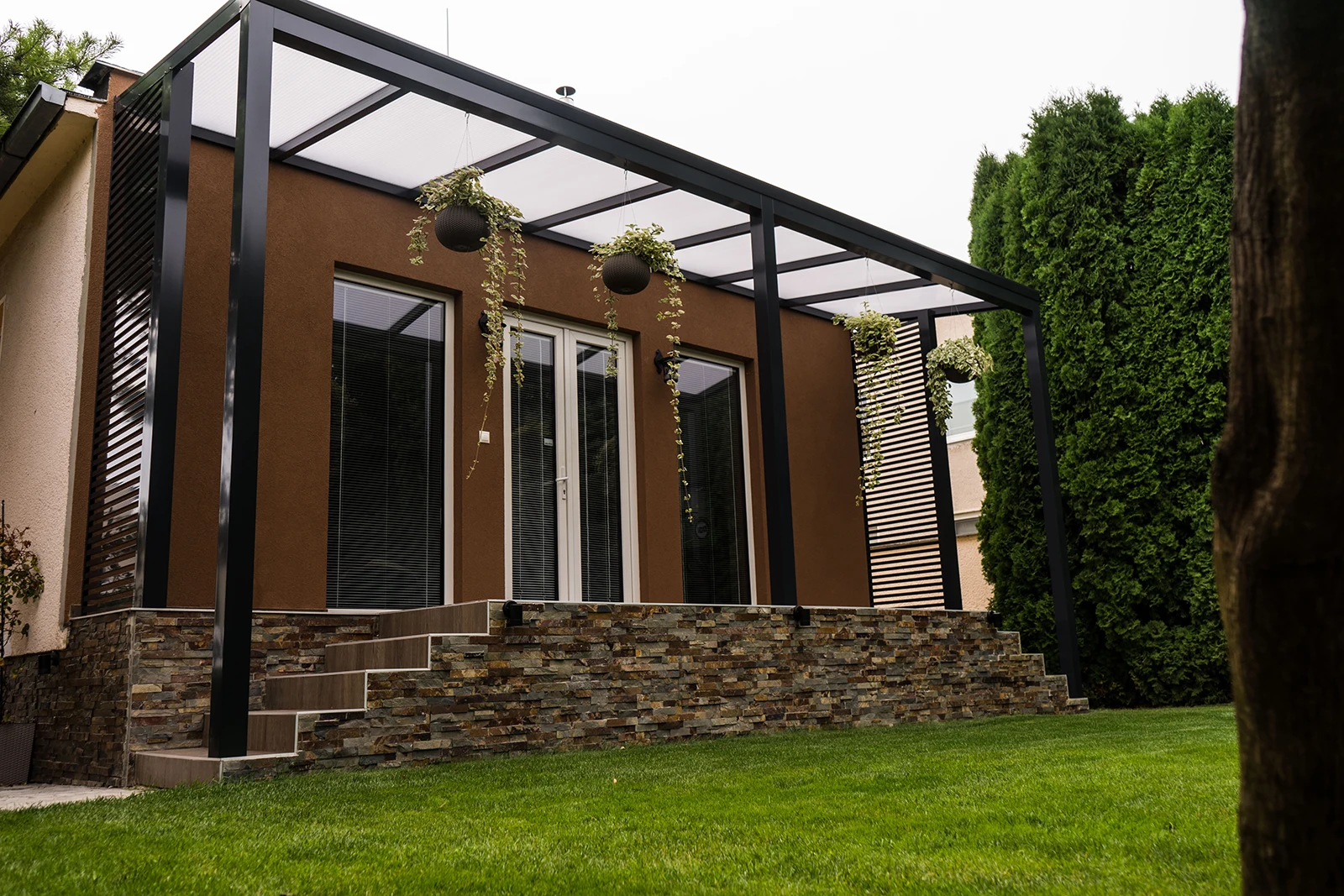 Close-up of the Basic Class aluminium pergola structure