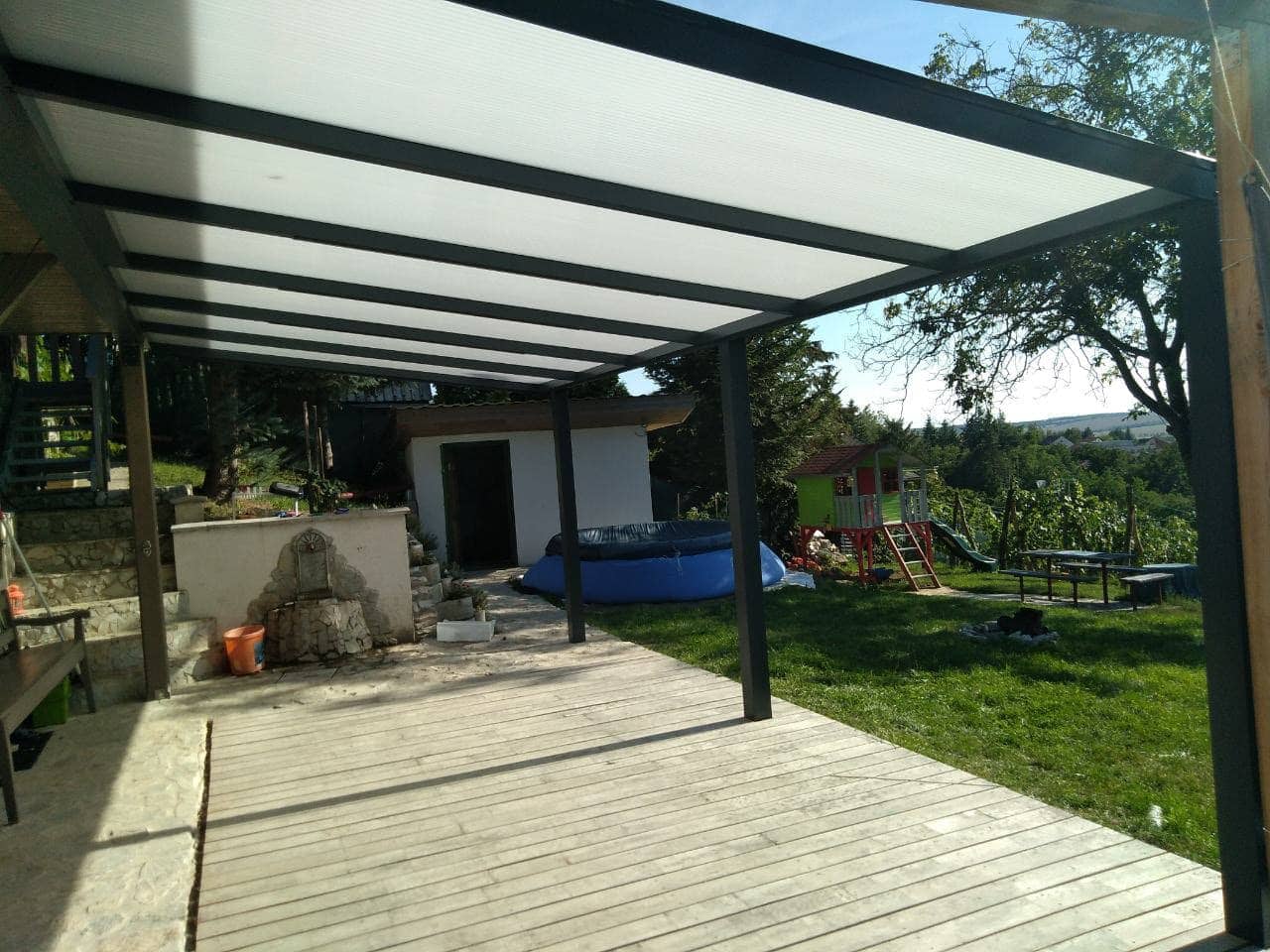 Basic Class aluminium pergola beside a family home