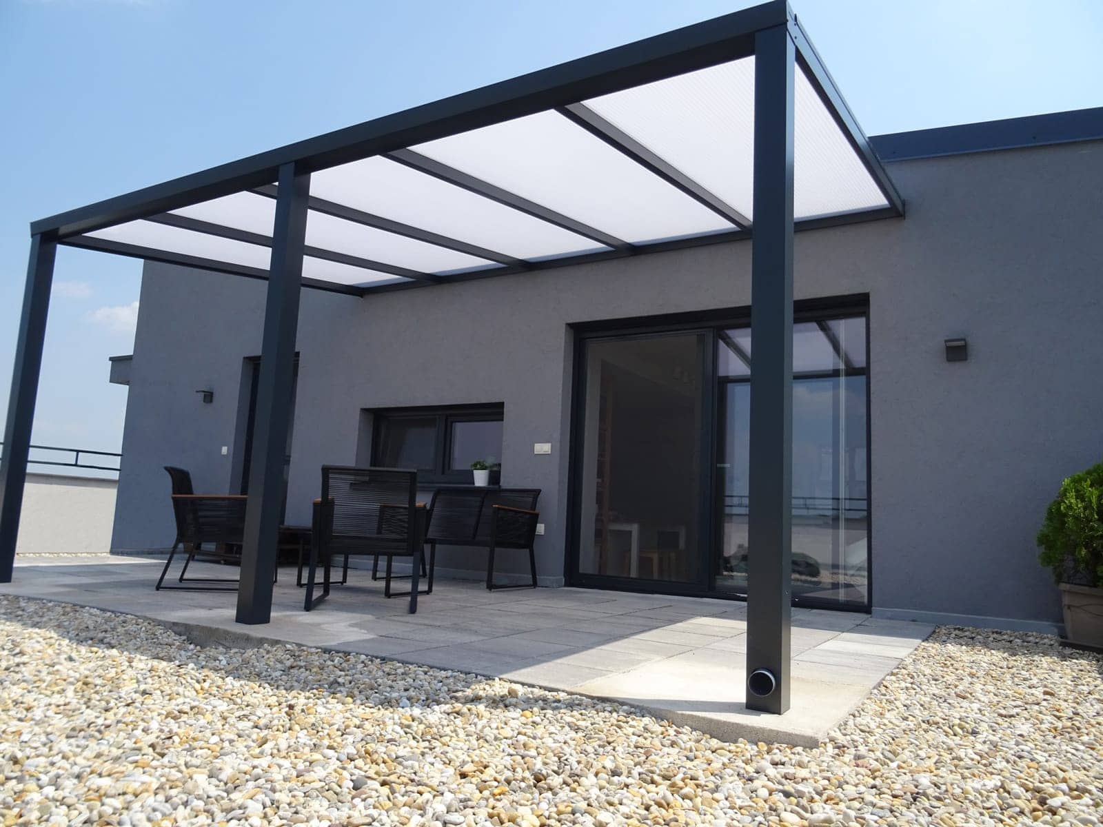 Basic Class aluminium pergola at a new build