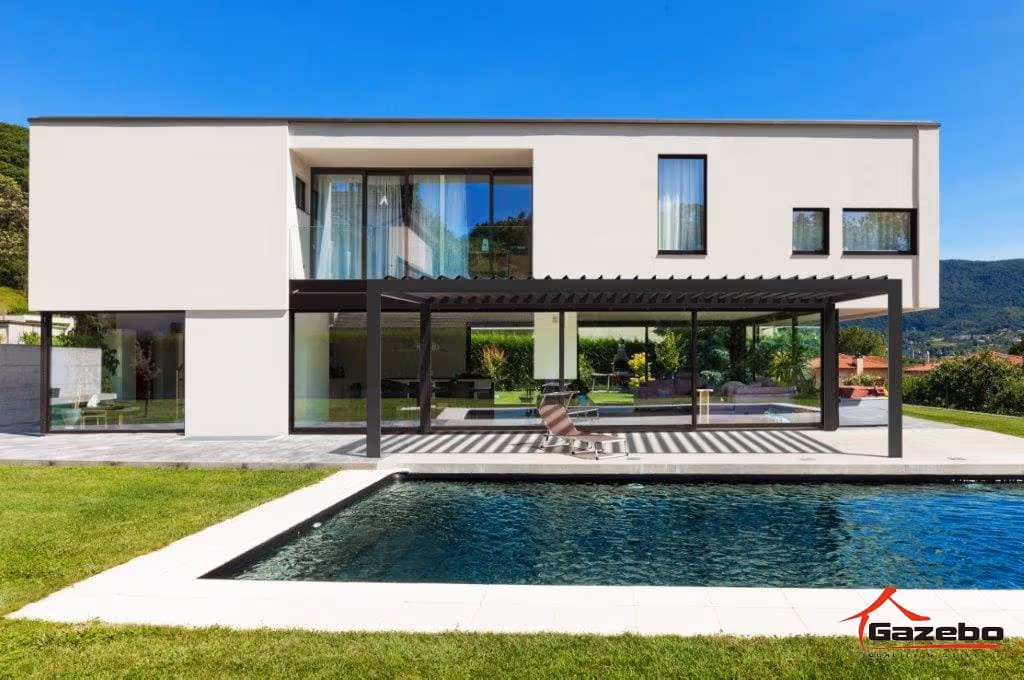 Bioclimatic aluminium pergola over a swimming pool