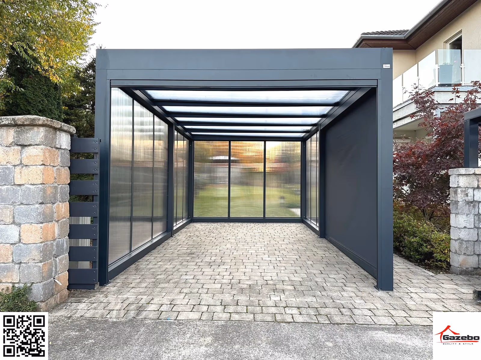 Free-standing aluminium carport resistant to wind