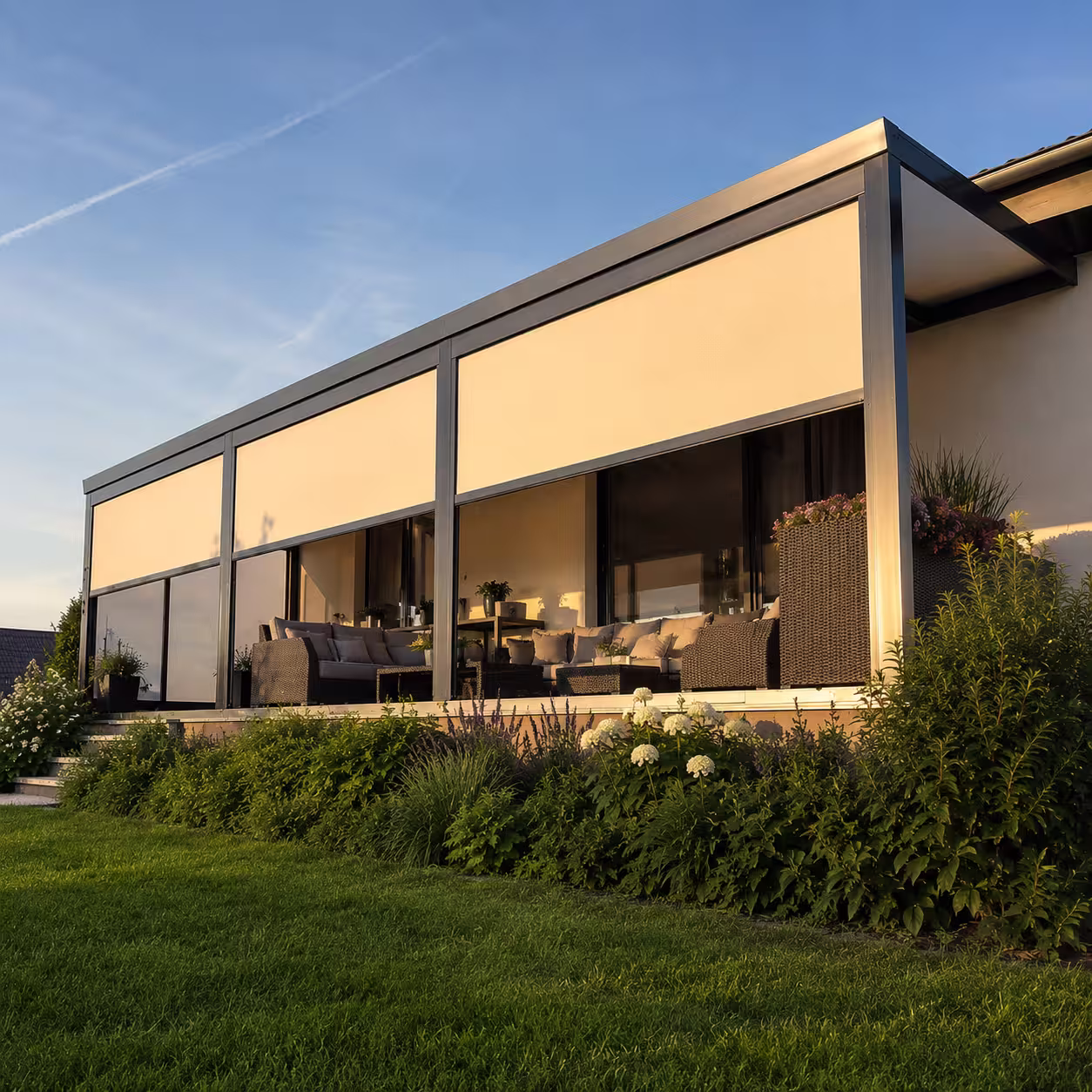 Economic Class aluminium pergola with screen blinds in a garden