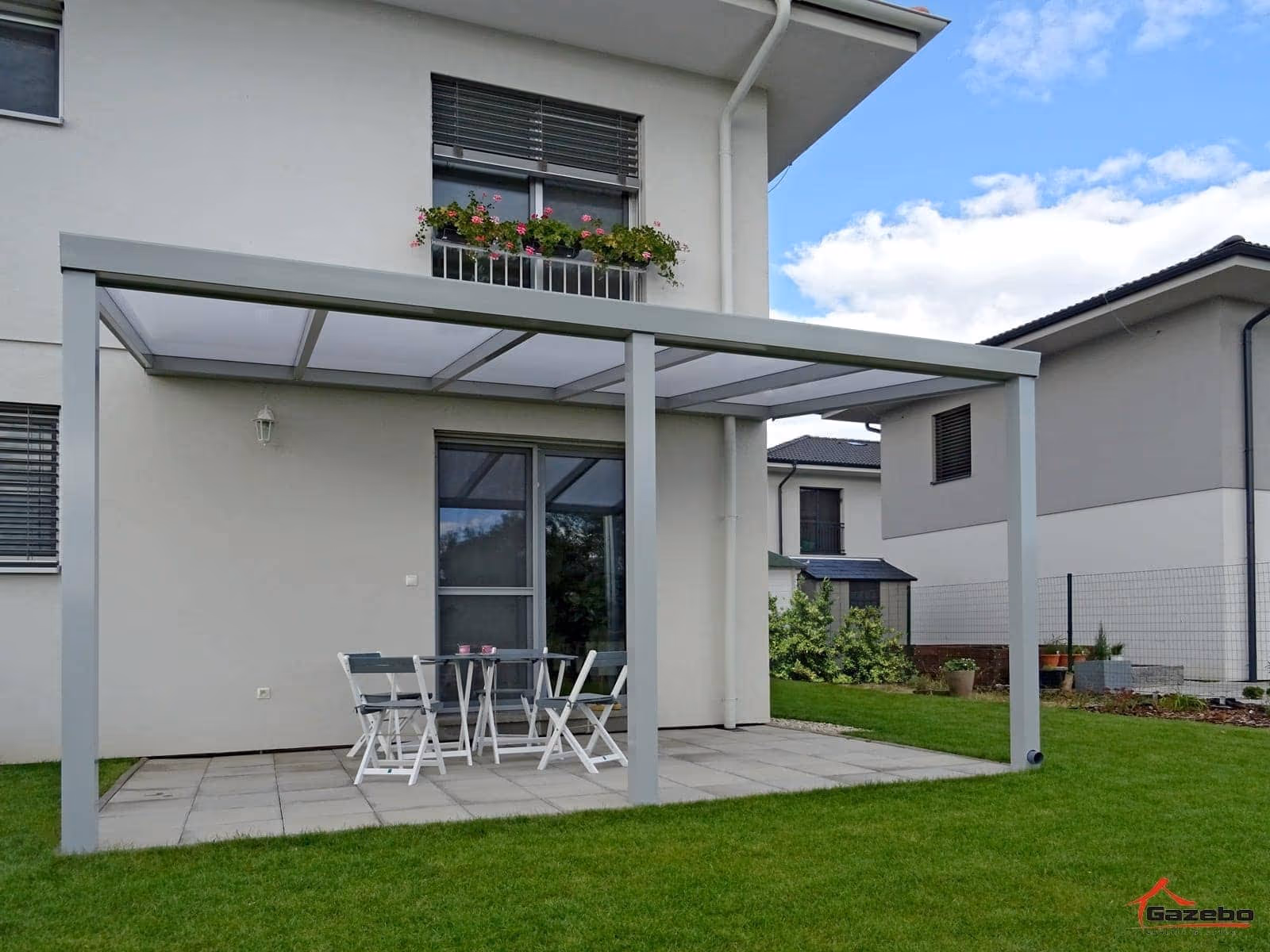 Anthracite Economic Class aluminium pergola beside a modern cube-shaped house