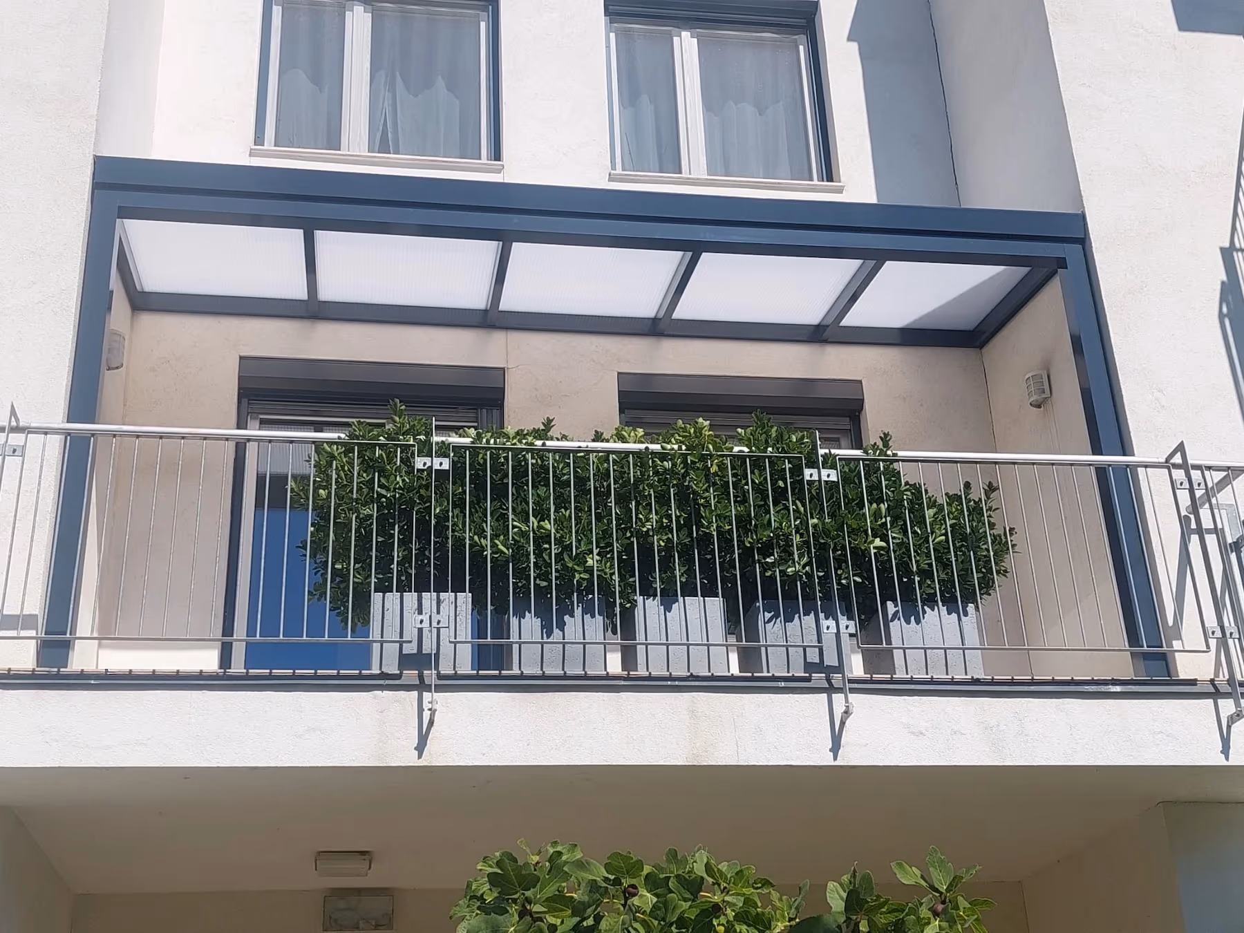 Installation of an Economic Class aluminium pergola at a family home