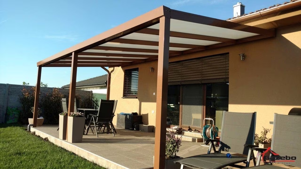 Wood-effect Economic Class aluminium pergola over a terrace with seating