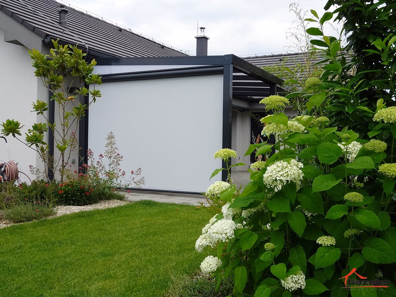 Large Economic Class aluminium pergola with no width limit over a courtyard