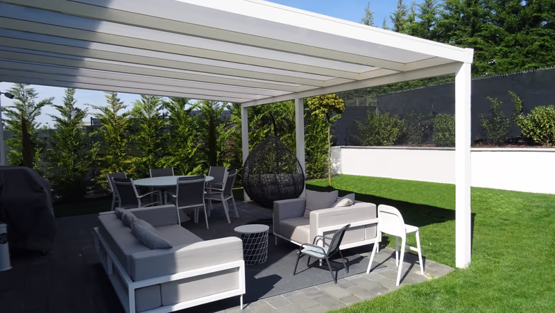 Economic Class pergola with a 16 mm polycarbonate roof