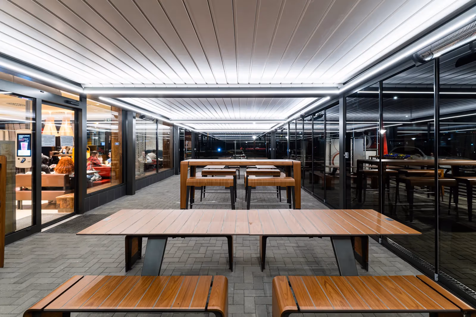 Bioclimatic pergola with side shading and tinted perimeter glazing