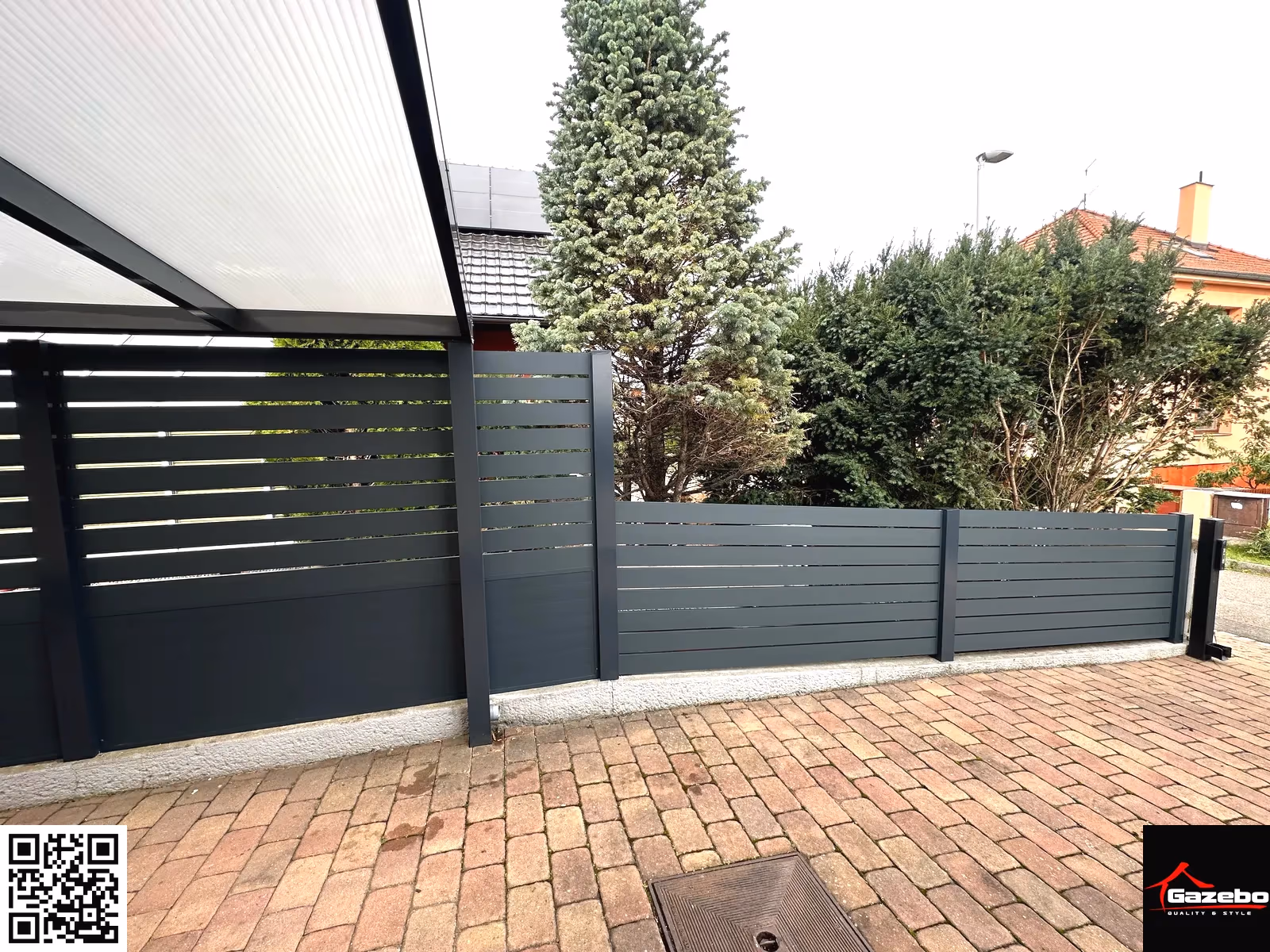 Modern aluminium fence made to measure for the property's dimensions
