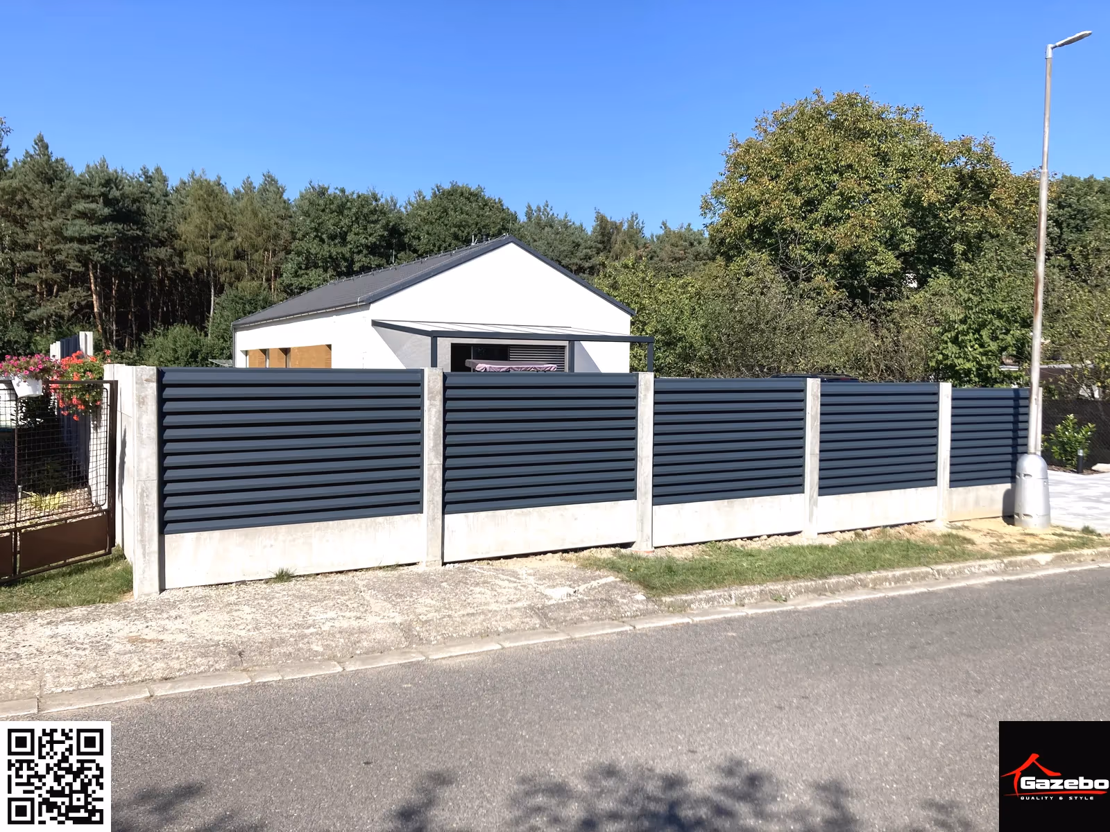 Aluminium fence with Z-version infill beside a modern house