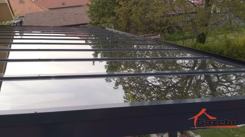 Top Class aluminium pergola with a view of a garden and pool