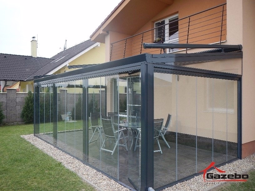 Insulating glass of the Top Garden 1 winter garden with a view of the garden