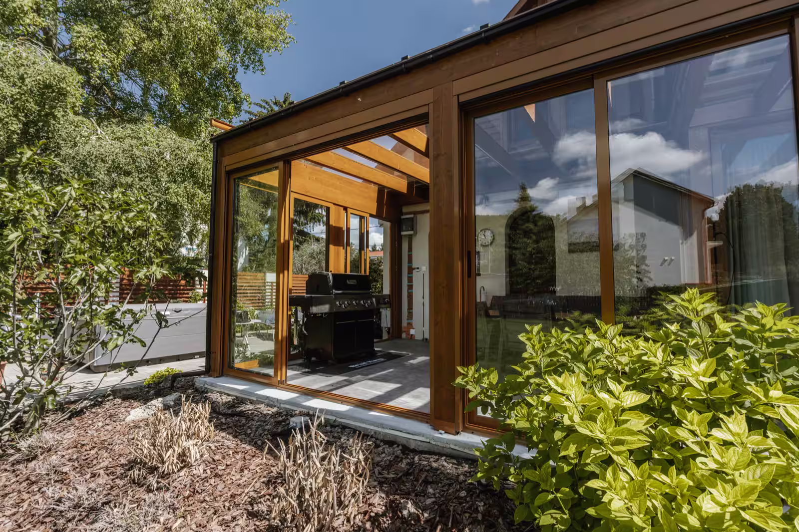 Turnkey installation of the Wood Garden Milano wooden winter garden