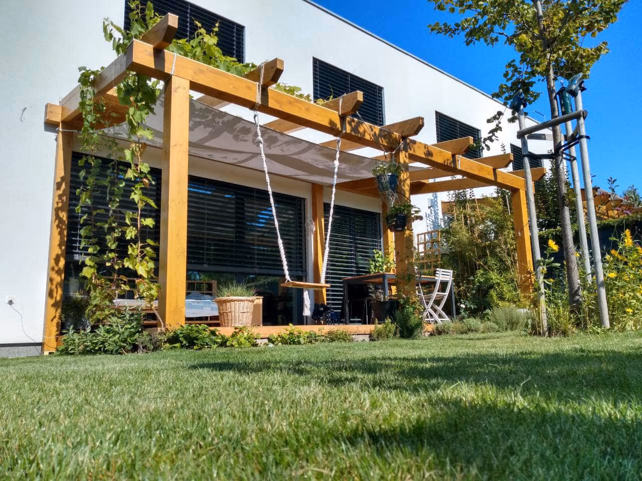 Kartago wooden pergola custom-made at a family home