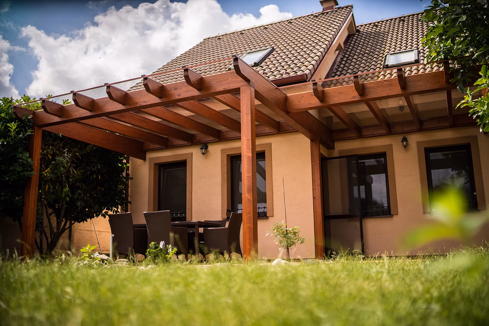Modern Kartago wooden pergola with front overhangs